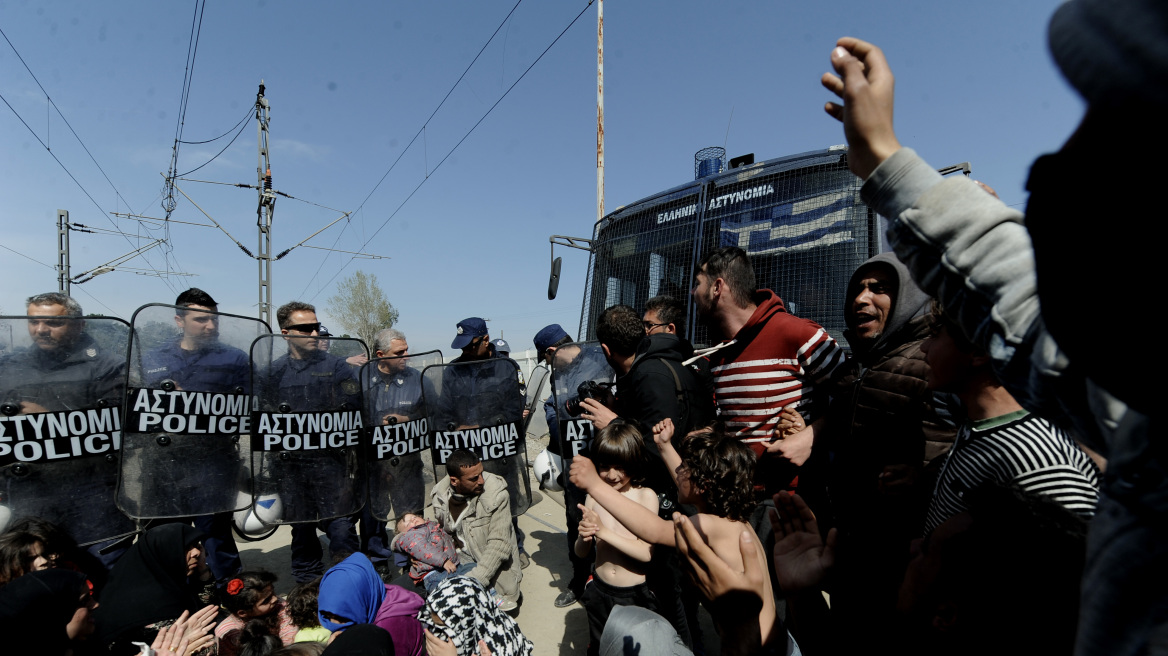 Ενταση και πετροπόλεμος μεταξύ μεταναστών και αστυνομίας στην Ειδομένη